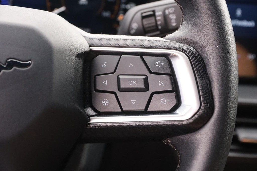 Ford Mustang Vehicle Full-screen Gallery Image 12