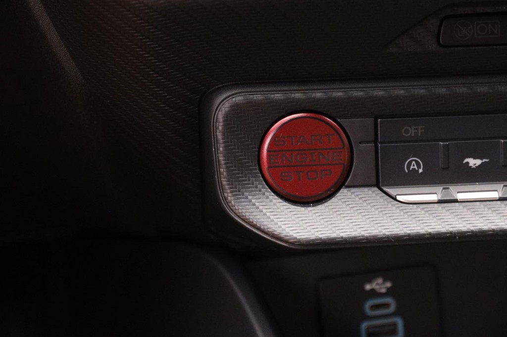 Ford Mustang Vehicle Full-screen Gallery Image 14