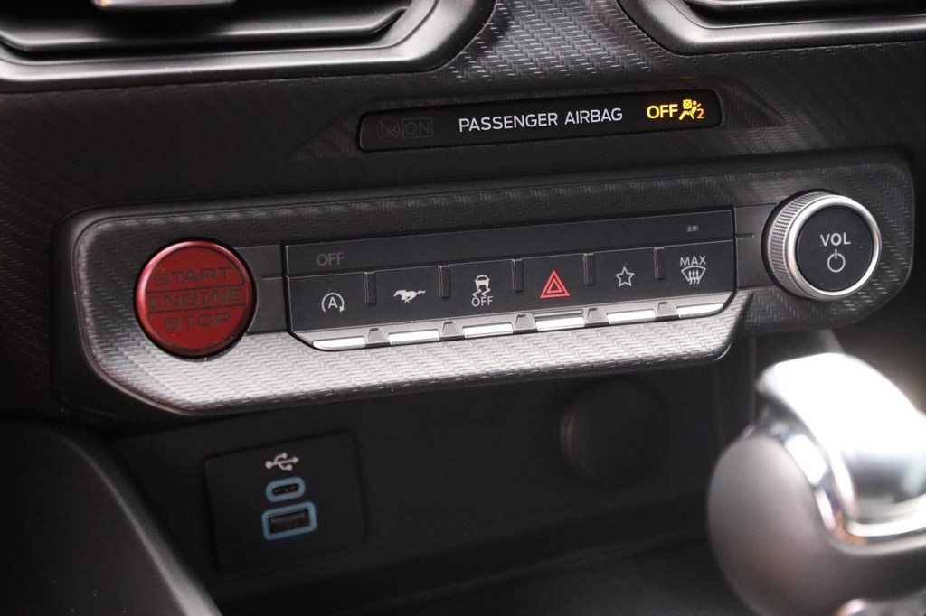 Ford Mustang Vehicle Full-screen Gallery Image 18