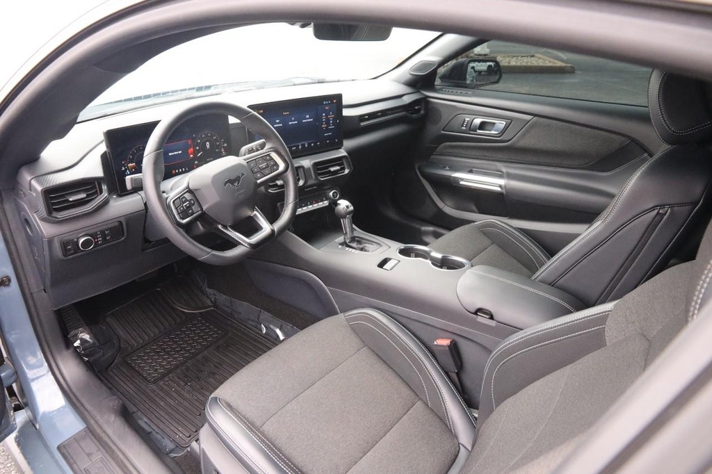 Ford Mustang Vehicle Full-screen Gallery Image 20
