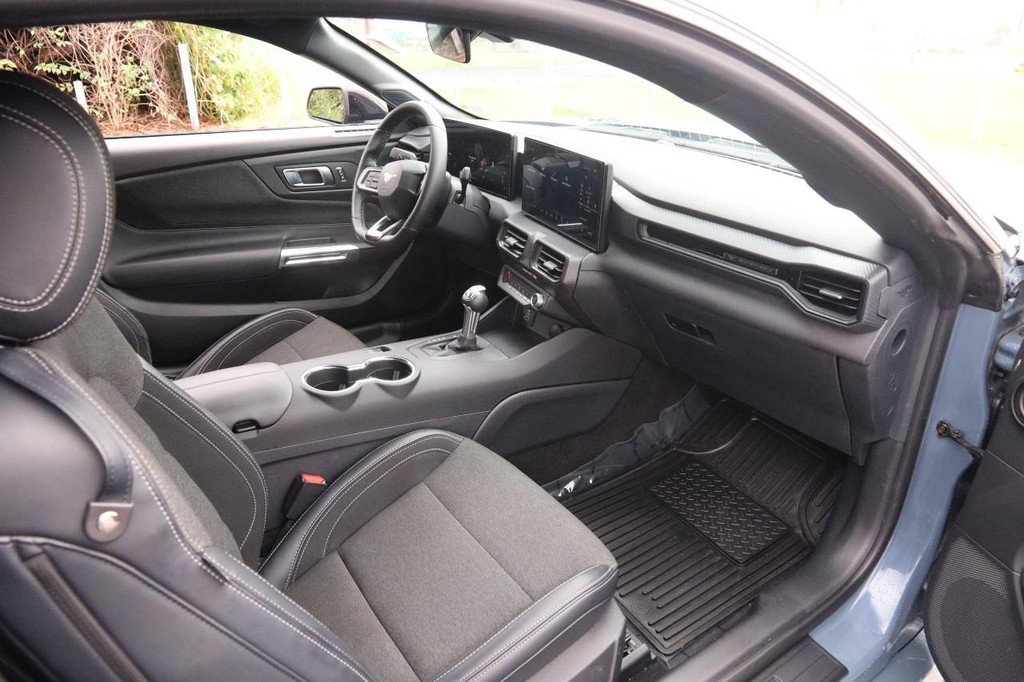 Ford Mustang Vehicle Full-screen Gallery Image 22
