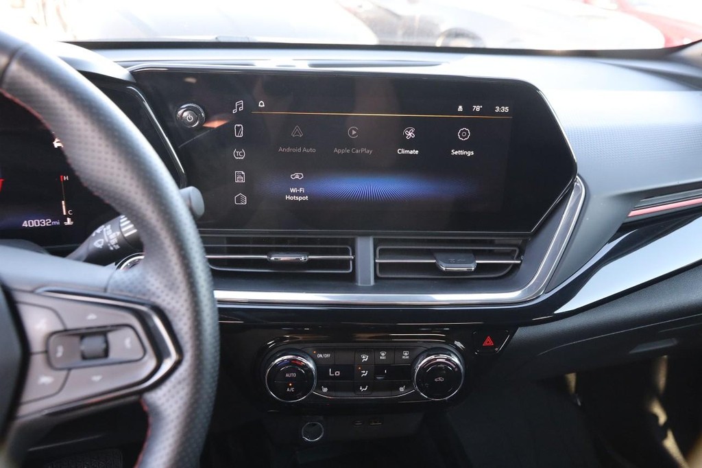 Chevrolet Trax Vehicle Full-screen Gallery Image 16