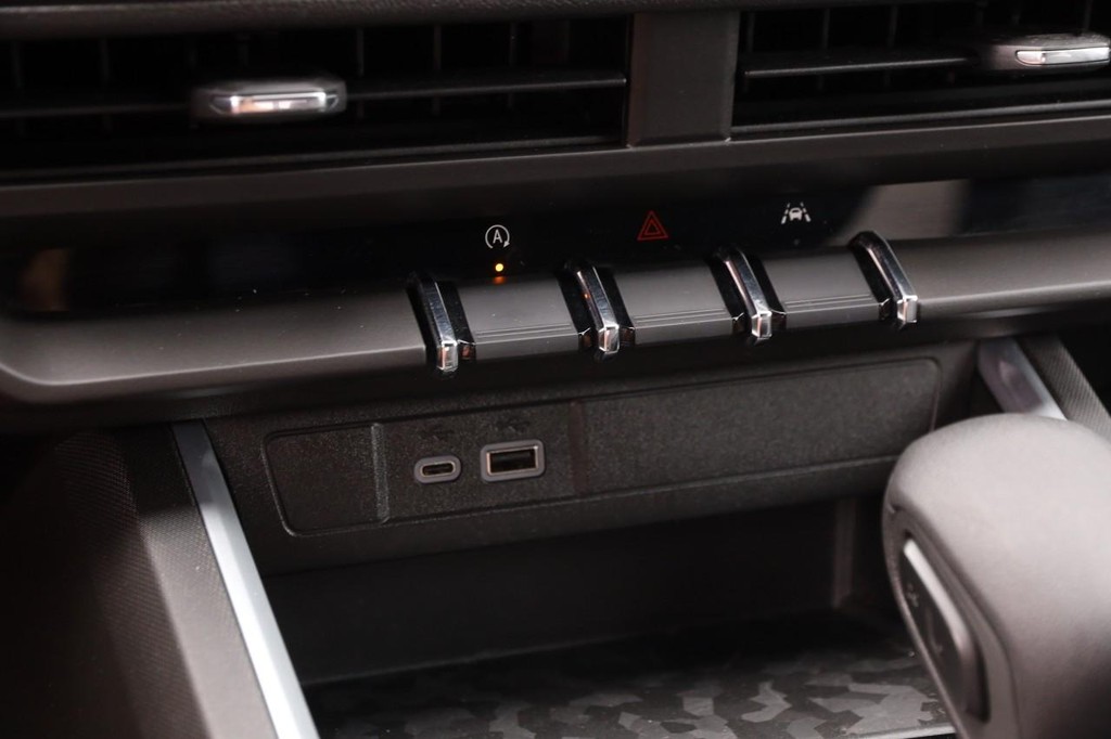 Chevrolet Colorado Vehicle Full-screen Gallery Image 18