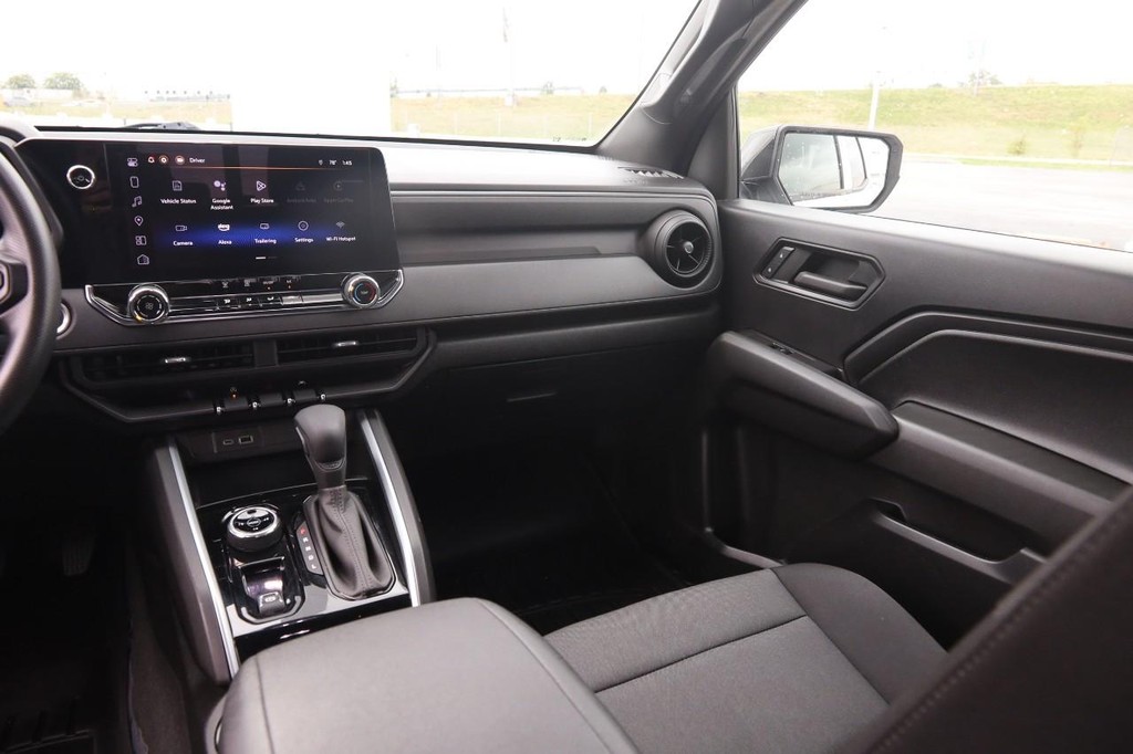 Chevrolet Colorado Vehicle Full-screen Gallery Image 25