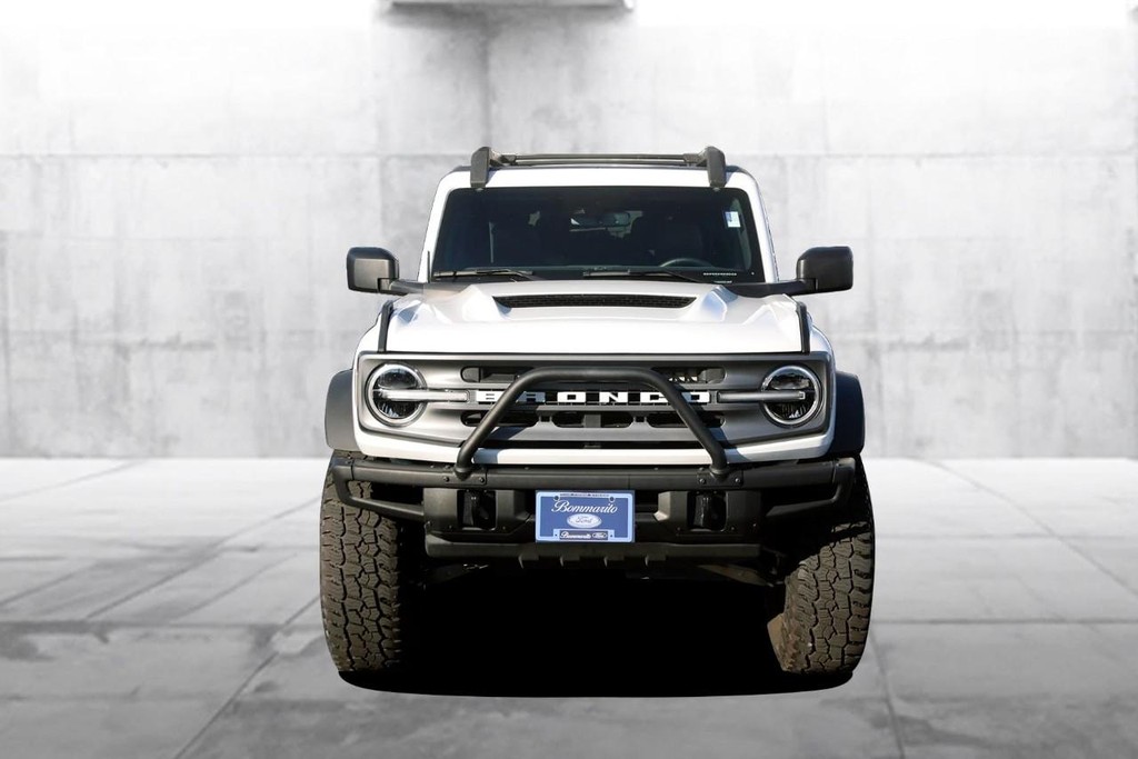 Ford Bronco Vehicle Full-screen Gallery Image 04