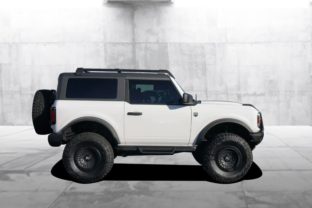 Ford Bronco Vehicle Full-screen Gallery Image 05