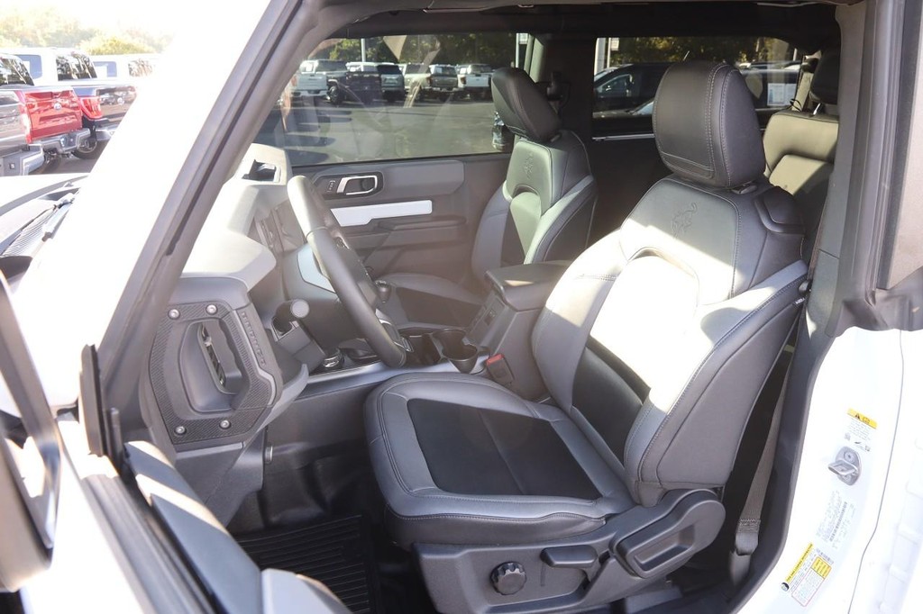 Ford Bronco Vehicle Full-screen Gallery Image 09