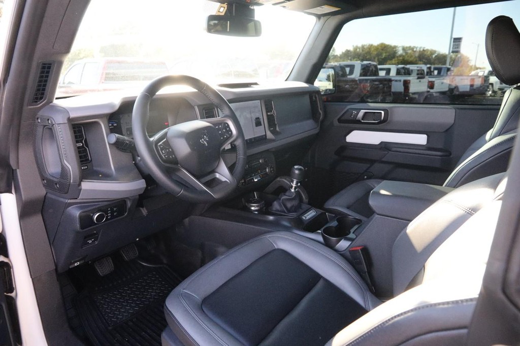 Ford Bronco Vehicle Full-screen Gallery Image 24