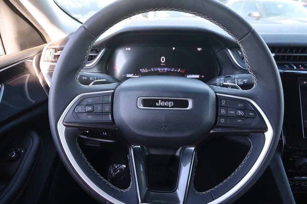Jeep Grand Cherokee Vehicle Image 11