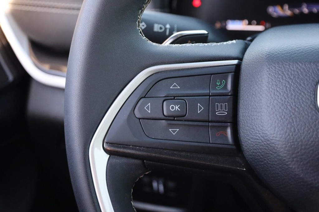 Jeep Grand Cherokee Vehicle Image 12