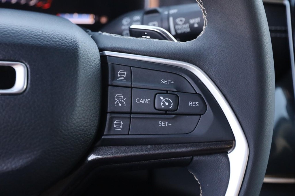Jeep Grand Cherokee Vehicle Image 13