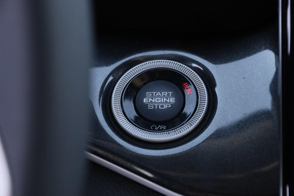 Jeep Grand Cherokee Vehicle Image 15
