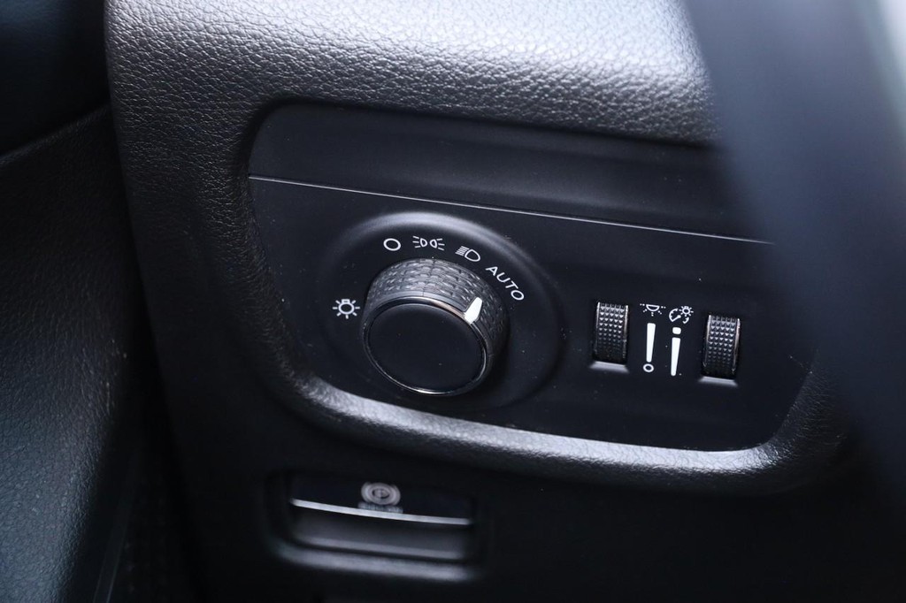 Jeep Grand Cherokee Vehicle Image 22