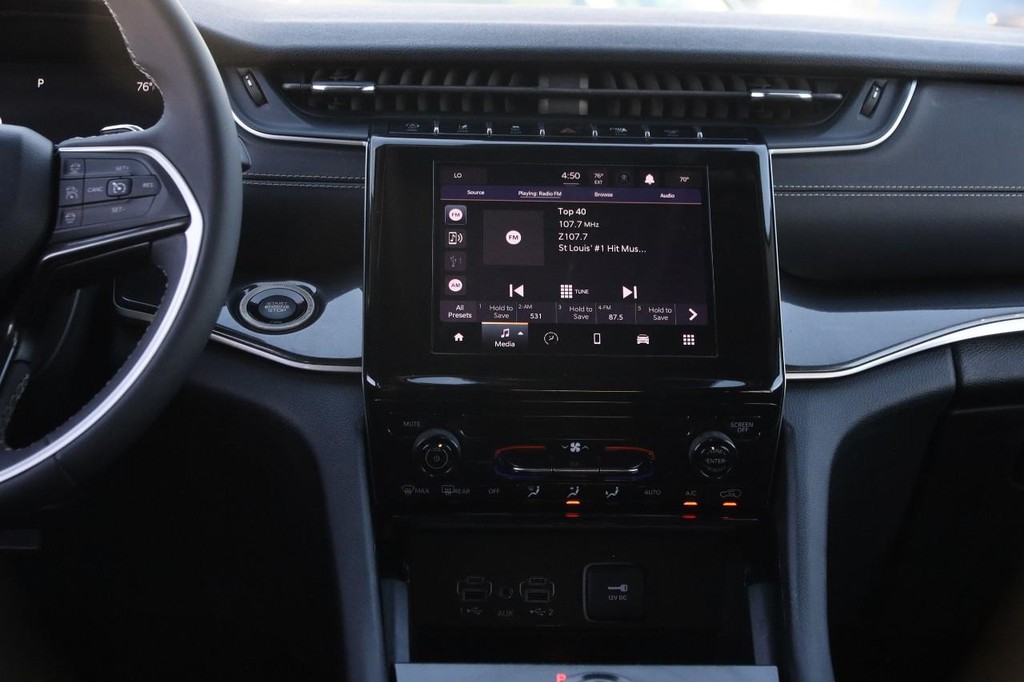 Jeep Grand Cherokee Vehicle Image 26