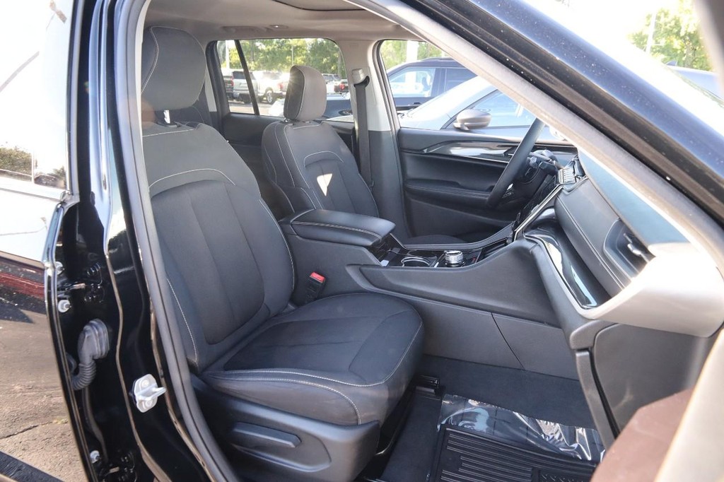 Jeep Grand Cherokee Vehicle Image 28