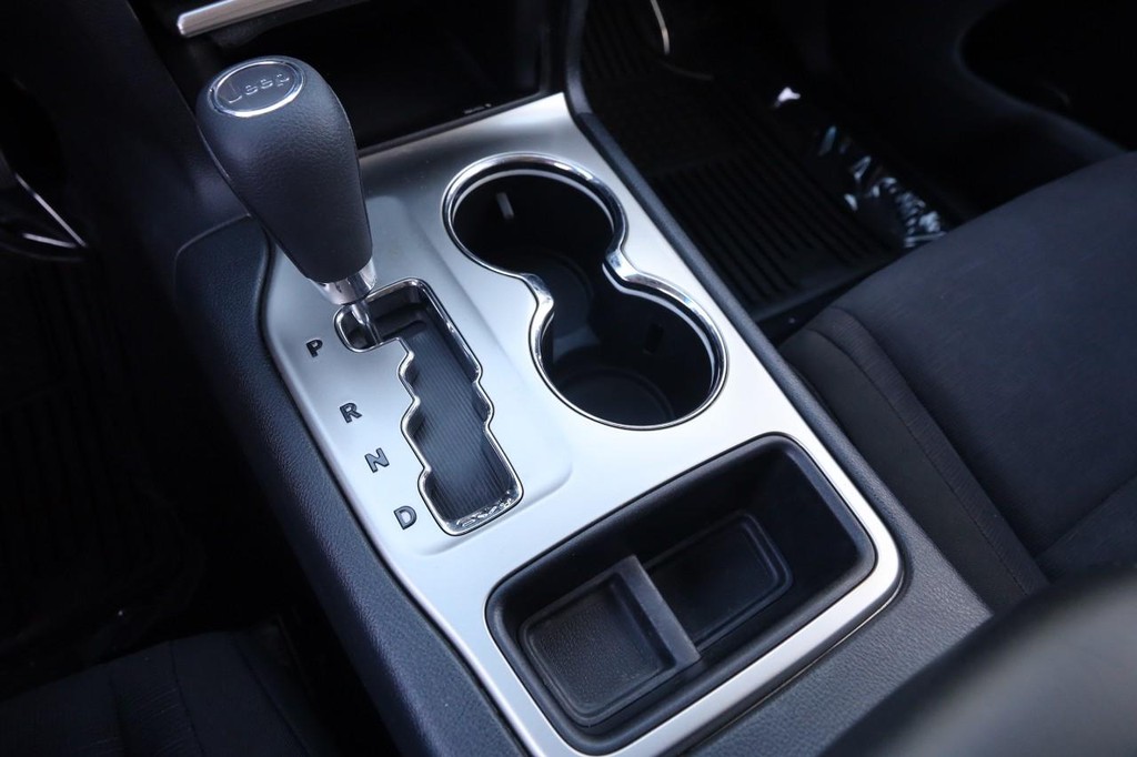 Jeep Grand Cherokee Vehicle Image 18