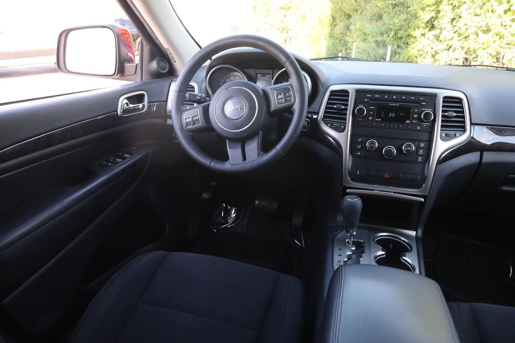Jeep Grand Cherokee Vehicle Image 22