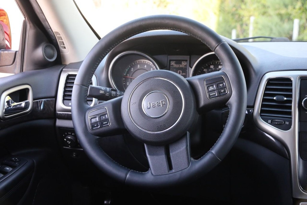 Jeep Grand Cherokee Vehicle Image 23