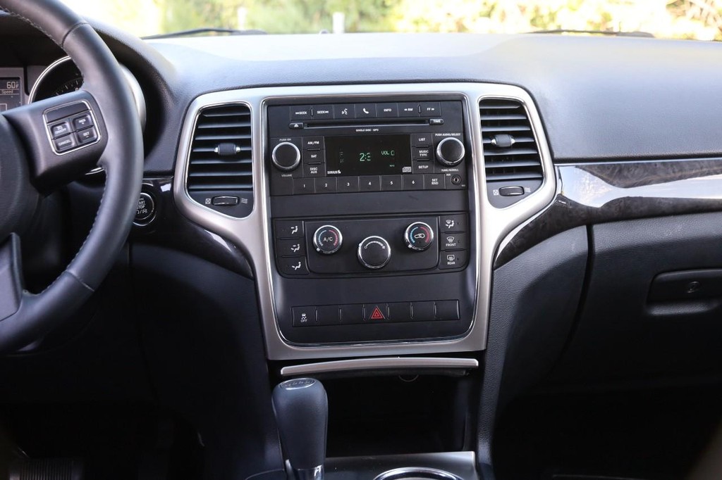 Jeep Grand Cherokee Vehicle Image 24