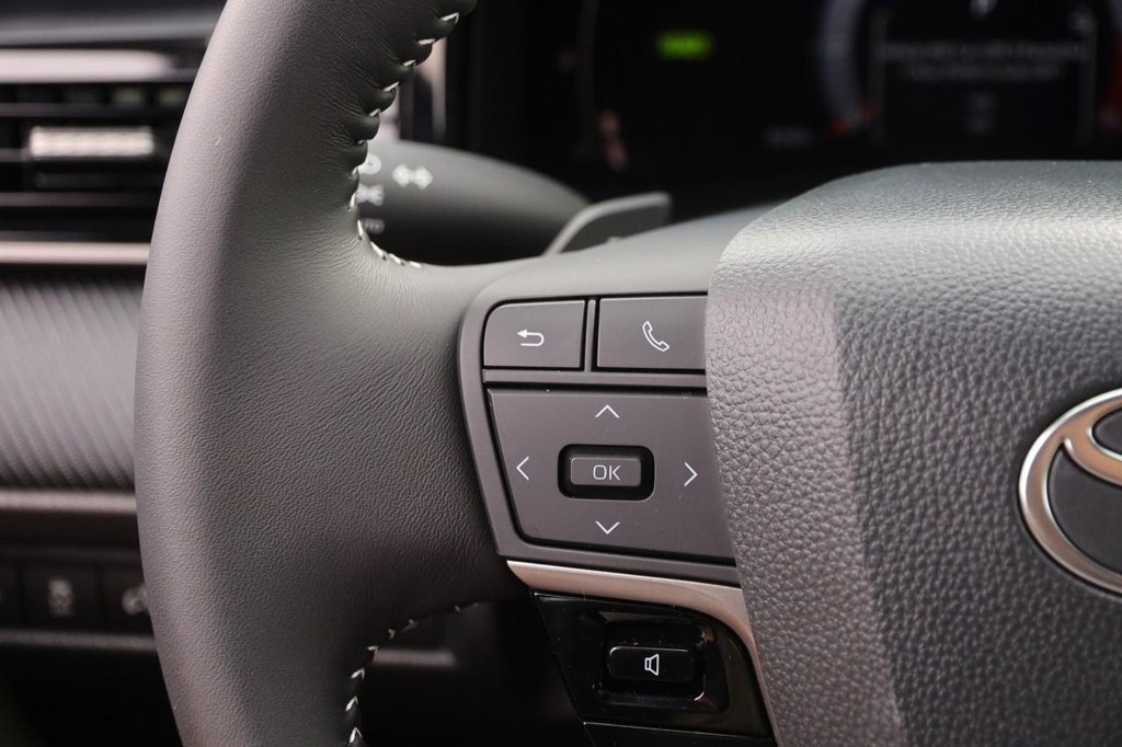 Toyota Camry Vehicle Image 11