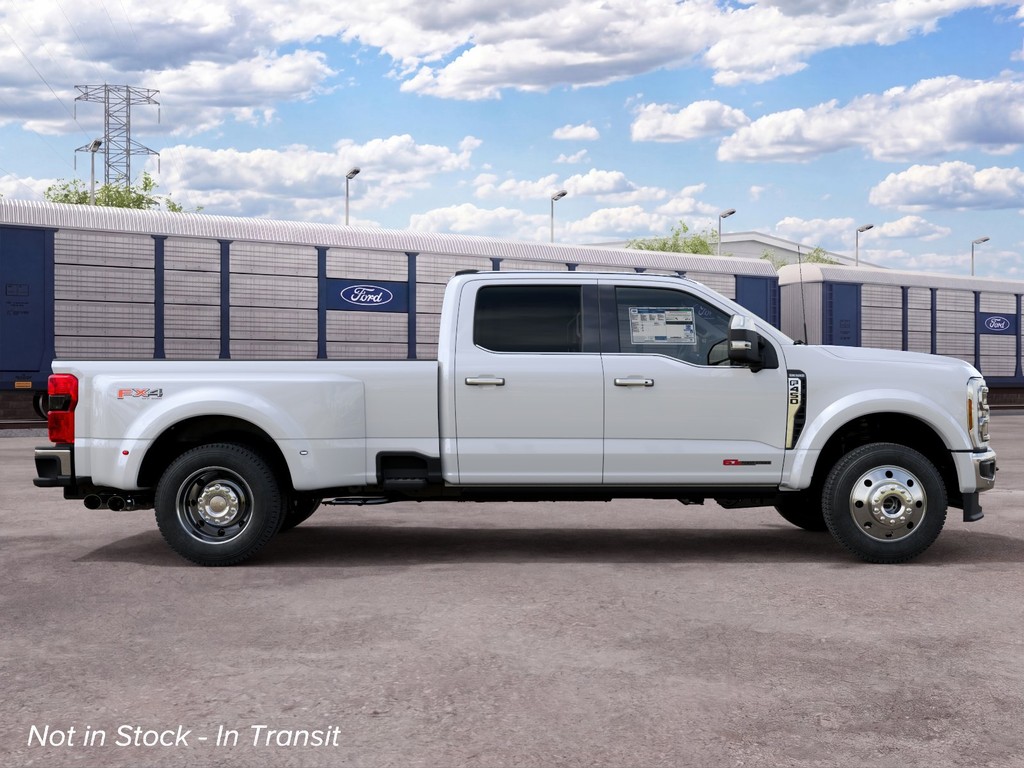 Ford Super Duty F-450 DRW Vehicle Full-screen Gallery Image 5