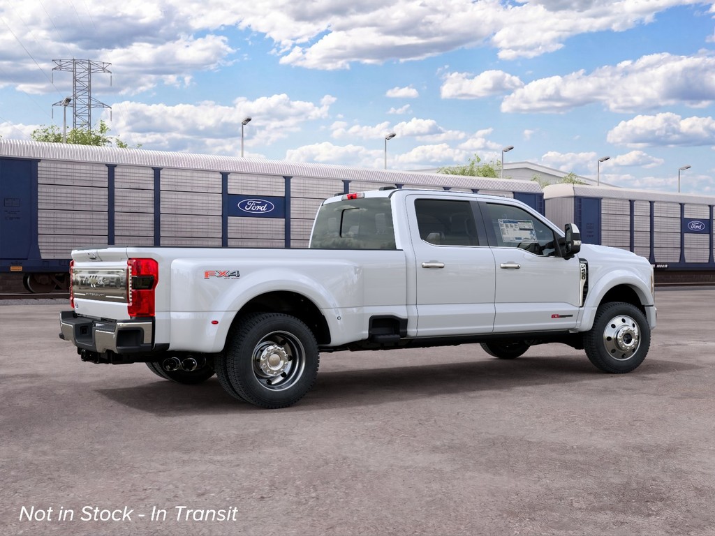 Ford Super Duty F-450 DRW Vehicle Full-screen Gallery Image 6