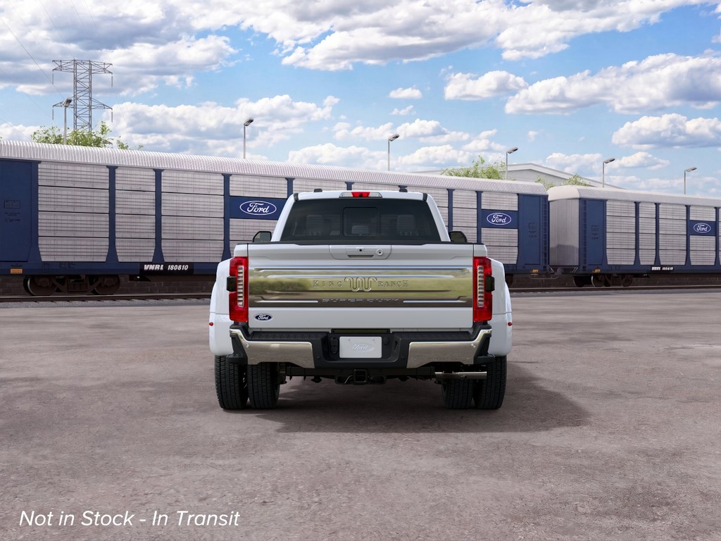 Ford Super Duty F-450 DRW Vehicle Full-screen Gallery Image 7