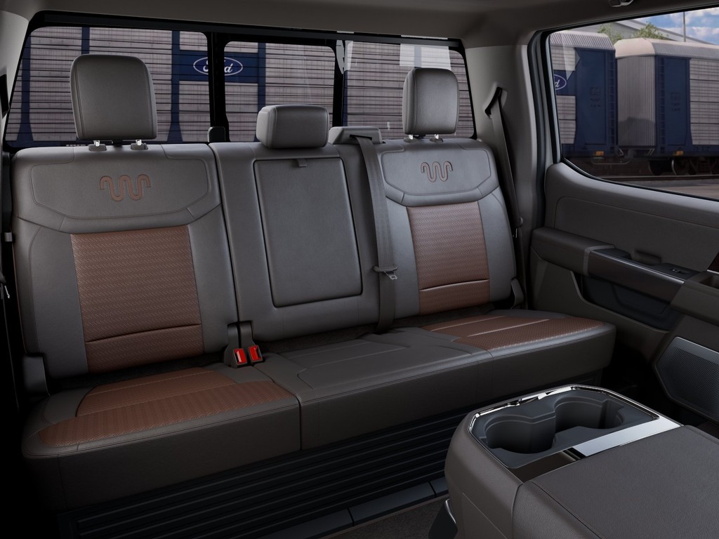 Ford Super Duty F-450 DRW Vehicle Full-screen Gallery Image 11