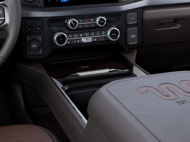 Ford Super Duty F-450 DRW Vehicle Full-screen Gallery Image 15