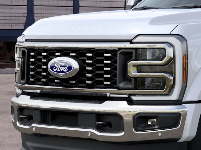 Ford Super Duty F-450 DRW Vehicle Full-screen Gallery Image 17