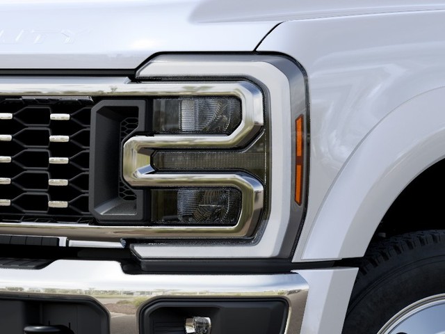 Ford Super Duty F-450 DRW Vehicle Full-screen Gallery Image 18