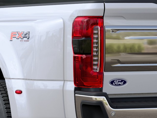 Ford Super Duty F-450 DRW Vehicle Full-screen Gallery Image 21