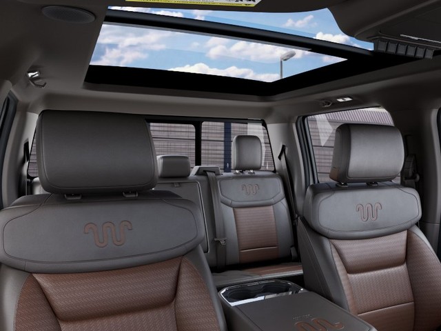Ford Super Duty F-450 DRW Vehicle Full-screen Gallery Image 22