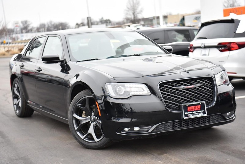 Chrysler 300 Vehicle Image 02