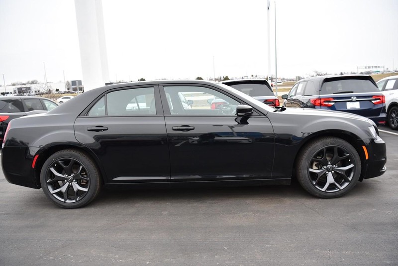 Chrysler 300 Vehicle Image 05