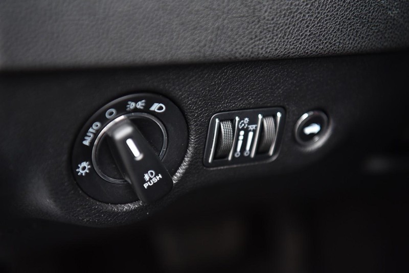 Chrysler 300 Vehicle Image 11