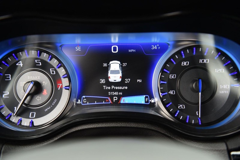 Chrysler 300 Vehicle Image 12