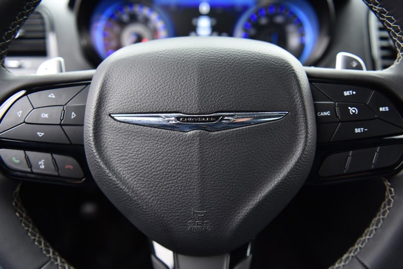 Chrysler 300 Vehicle Image 17