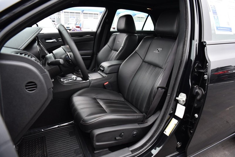 Chrysler 300 Vehicle Image 18