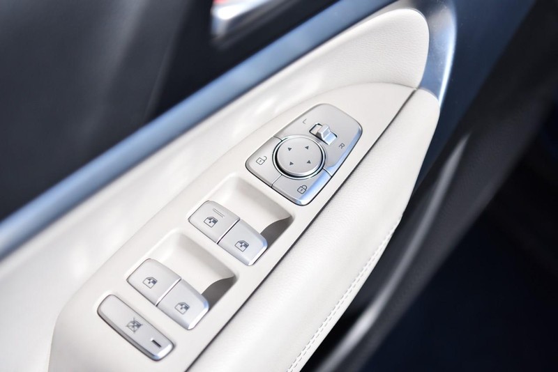 Genesis G70 Vehicle Image 08