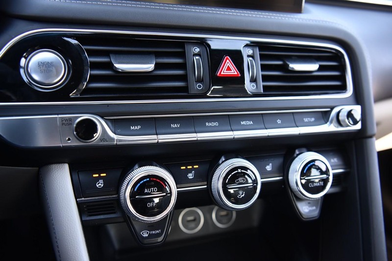 Genesis G70 Vehicle Image 13