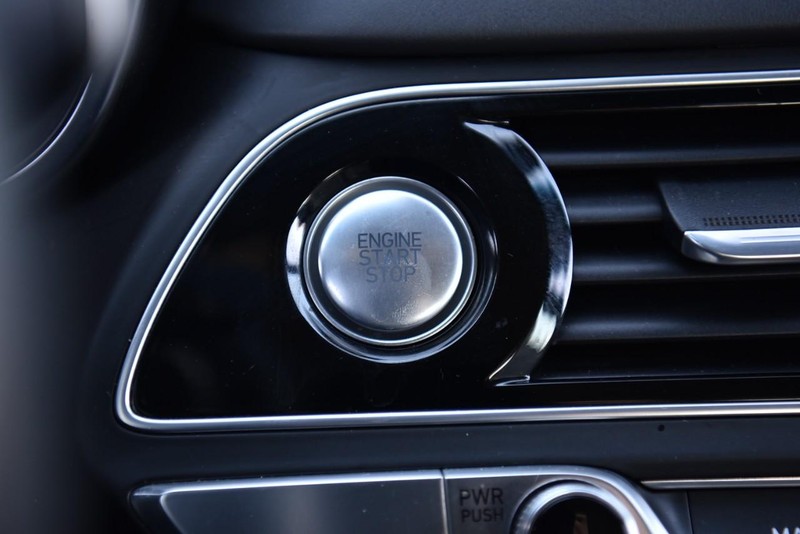 Genesis G70 Vehicle Image 17