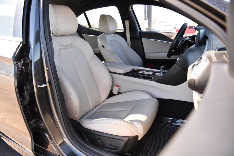 Genesis G70 Vehicle Image 20