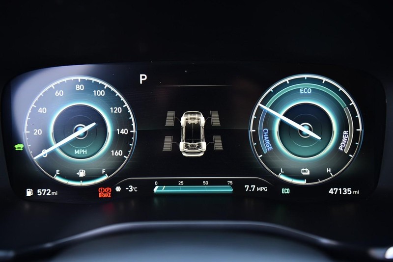 Hyundai Santa Fe Hybrid Vehicle Image 12