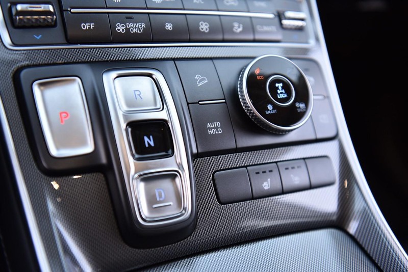 Hyundai Santa Fe Hybrid Vehicle Image 15