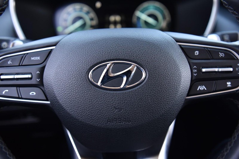 Hyundai Santa Fe Hybrid Vehicle Image 18