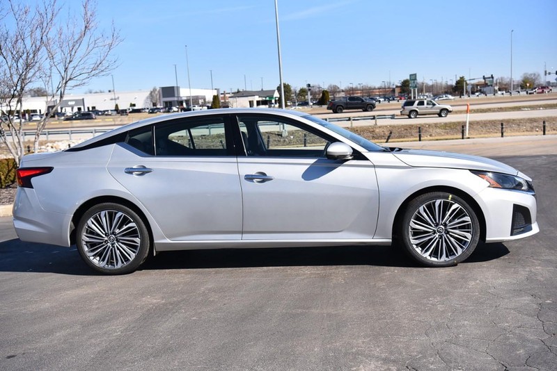 Nissan Altima Vehicle Image 05