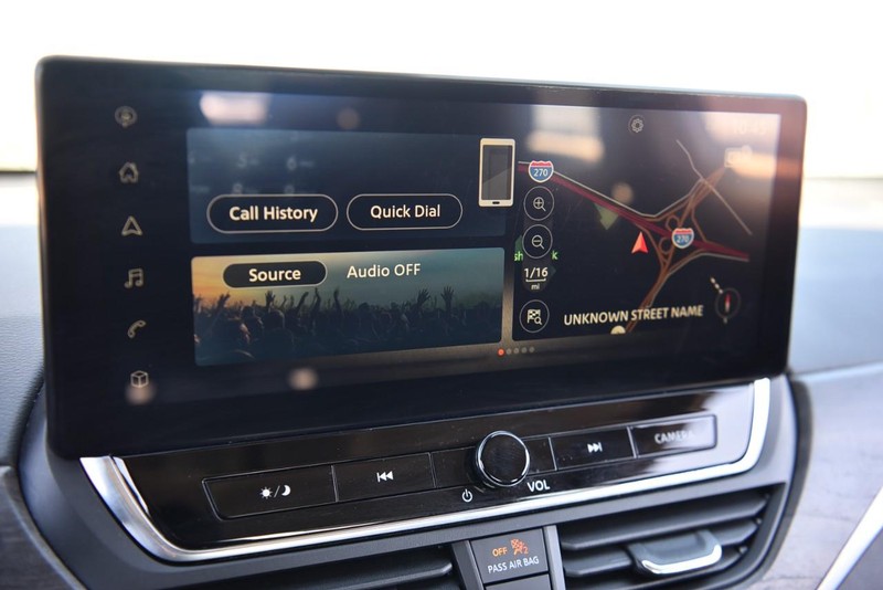 Nissan Altima Vehicle Image 16
