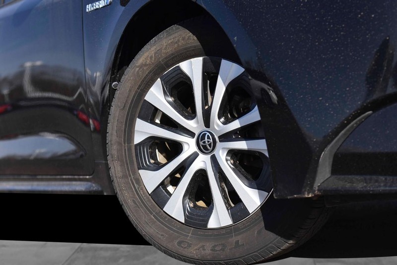 Toyota Corolla Hybrid Vehicle Image 03