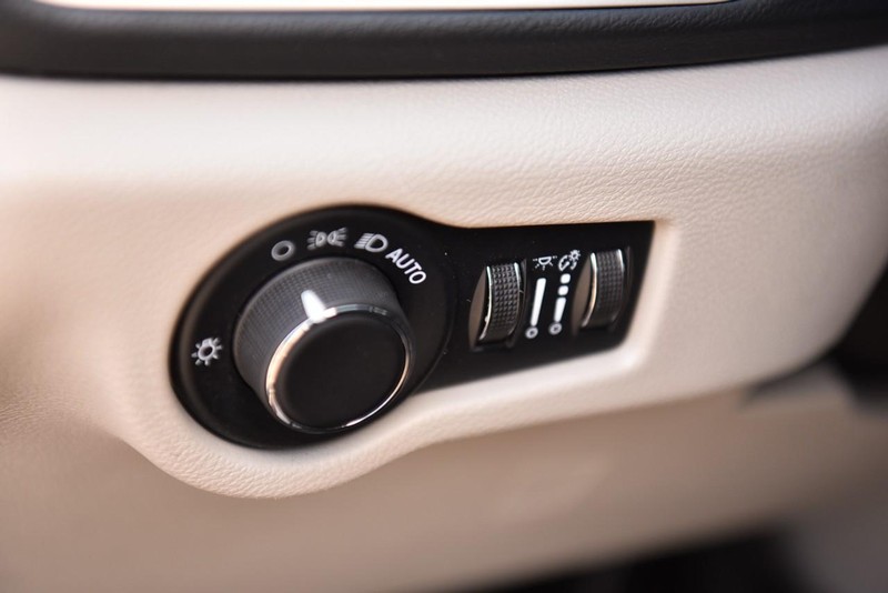 Chrysler Voyager Vehicle Image 10